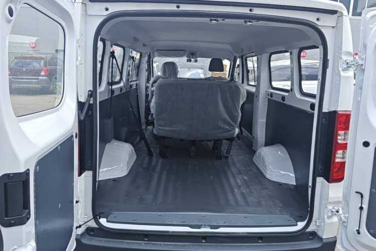 Used Wuling Yangguang 2024 300KM Comfort Version Passenger Van 75kW Trunk