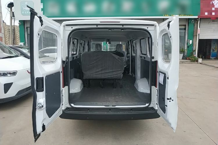 Used Wuling Yangguang 2024 300KM Comfort Version Passenger Van 75kW Trunk