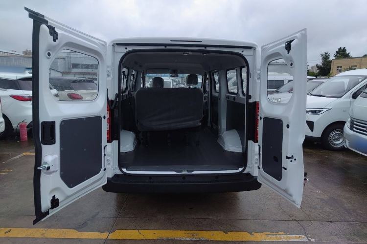 Used Wuling Yangguang 2024 300KM Comfort Version Passenger Van 75kW Trunk