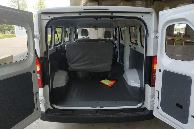 Used Wuling Yangguang 2024 300KM Comfort Version Passenger Van 75kW Trunk