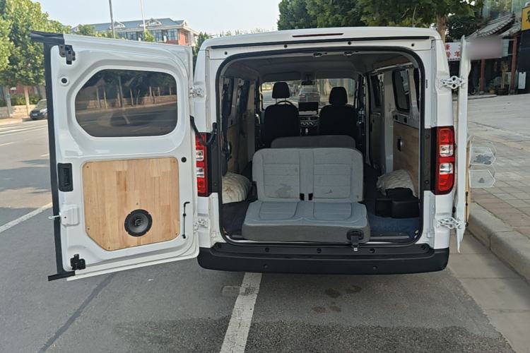 Used Wuling Yangguang 2024 300KM Comfort Version Passenger Van 75kW Trunk
