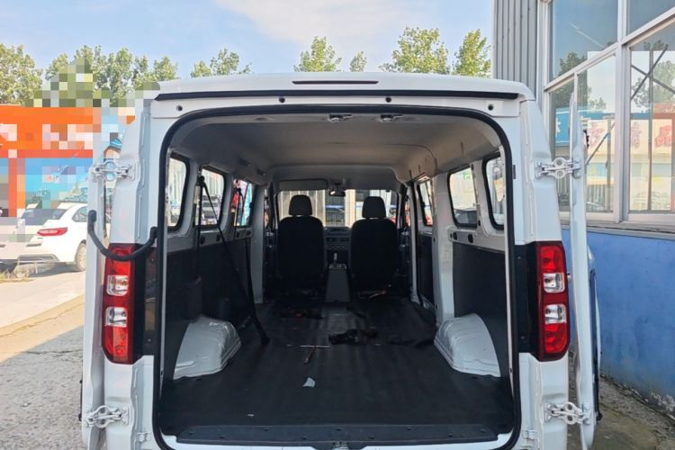Used Wuling Yangguang 2024 300km Comfort-Grade Passenger Van 60kW Trunk
