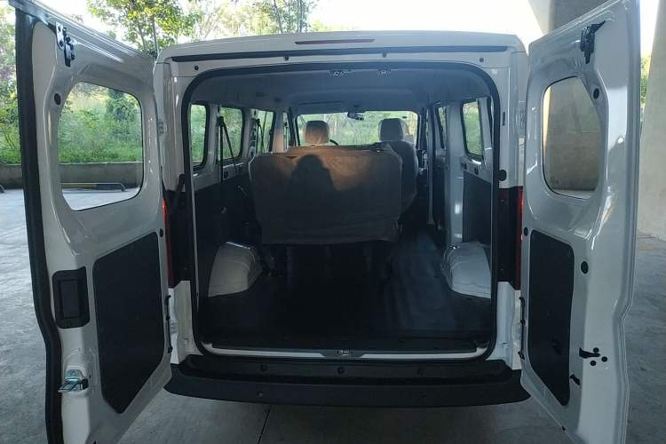 Used Wuling Yangguang 2024 300KM Comfort Version Passenger Van 75kW Trunk