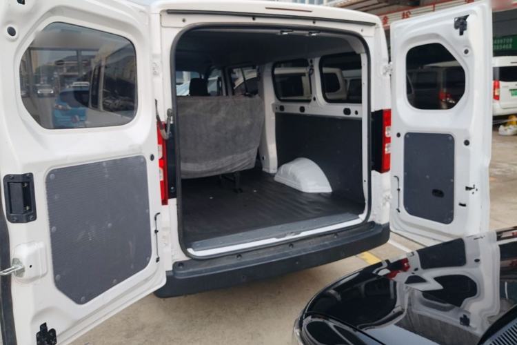 Used Wuling Yangguang 2024 300KM Comfort Version Passenger Van 75kW Trunk