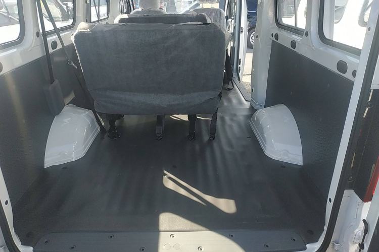 Used Wuling Yangguang 2024 300KM Comfort Version Passenger Van 75kW Trunk