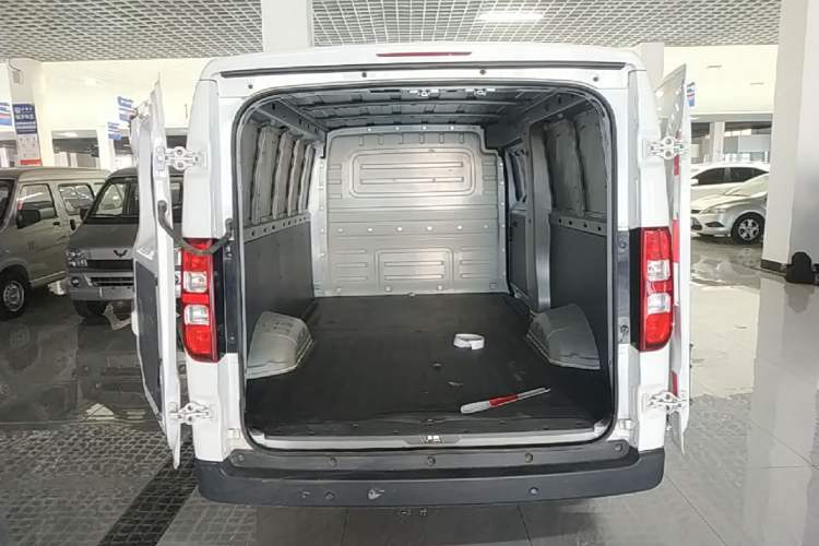 Used Wuling Yangguang 2024 230km Practical Enclosed-Window Version 60kW Trunk