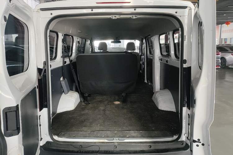 Used Wuling Yangguang 2024 300KM Comfort Version Passenger Van 75kW Trunk