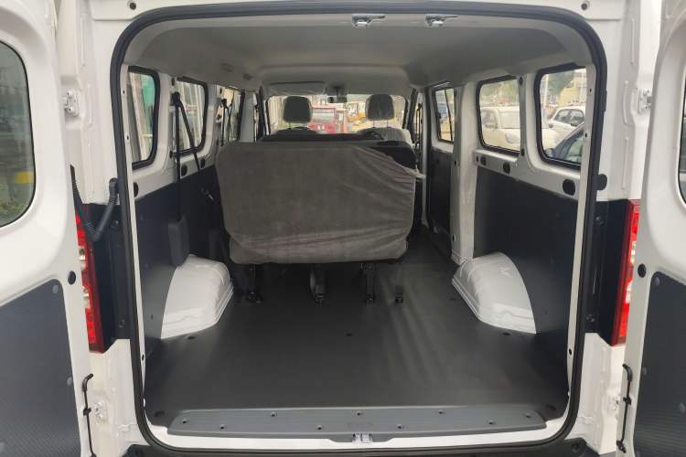Used Wuling Yangguang 2024 300KM Comfort Version Passenger Van 75kW Trunk