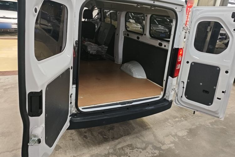 Used Wuling Yangguang 2024 300km Comfort-Grade Passenger Van 60kW Trunk