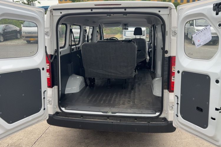 Used Wuling Yangguang 2024 300KM Comfort Version Passenger Van 75kW Trunk