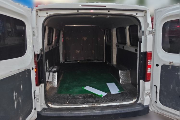 Used Wuling Yangguang 2024 300KM Comfort Version Passenger Van 75kW Trunk