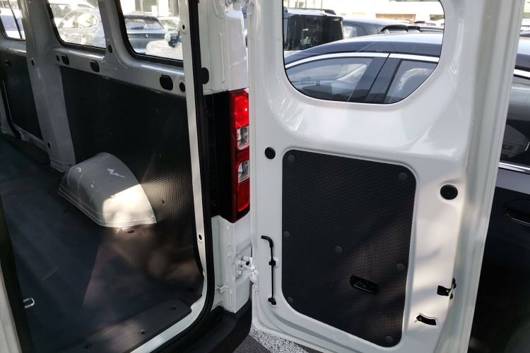 Used Wuling Yangguang 2024 300KM Comfort Version Passenger Van 75kW Trunk