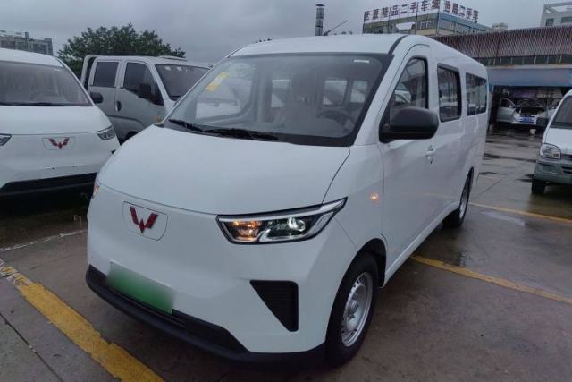 Used Wuling Yangguang 2024 300KM Comfort Version Passenger Van 75kW