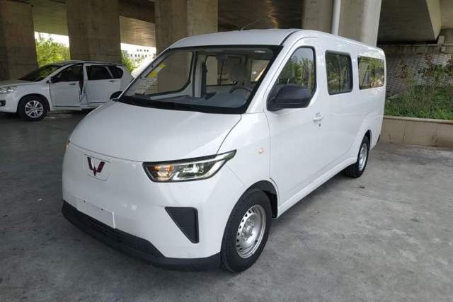 Used Wuling Yangguang 2024 300KM Comfort Version Passenger Van 75kW