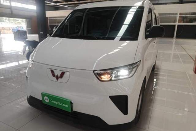 Used Wuling Yangguang 2024 300KM Comfort Version Passenger Van 75kW