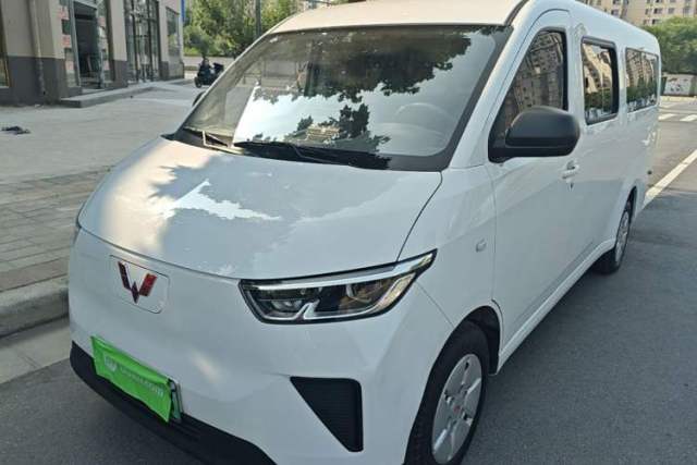 Used Wuling Yangguang 2024 300KM Comfort Version Passenger Van 75kW