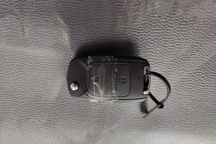 Used Wuling Yangguang 2024 300KM Comfort Version Passenger Van 75kW Vehicle Key