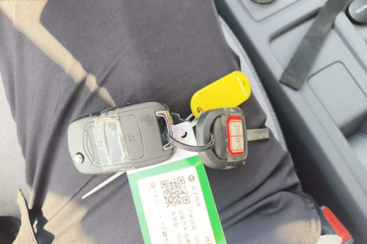 Used Wuling Yangguang 2024 300KM Comfort Version Passenger Van 75kW Vehicle Key