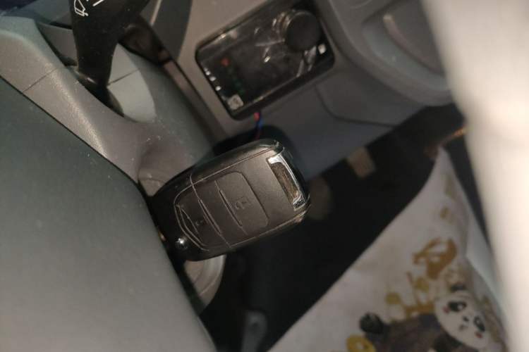 Used Wuling Yangguang 2024 300km Comfort-Grade Passenger Van 60kW Vehicle Key
