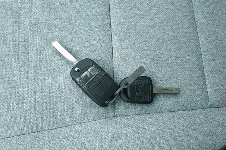 Used Wuling Yangguang 2024 300KM Comfort Version Passenger Van 75kW Vehicle Key
