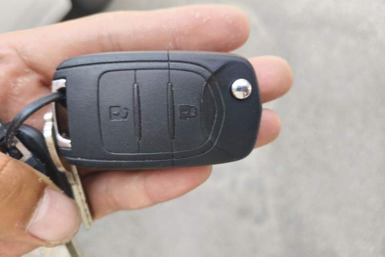 Used Wuling Yangguang 2024 300KM Comfort Version Passenger Van 75kW Vehicle Key