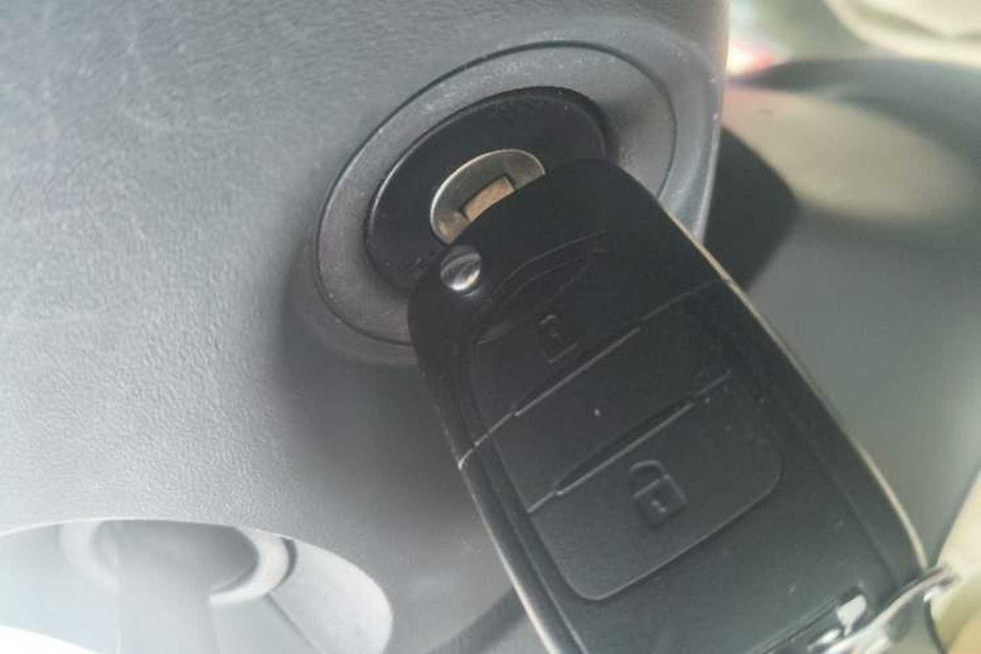 Used Wuling Yangguang 2024 300km Comfort Version with Sealed Windows 60kW Vehicle Key
