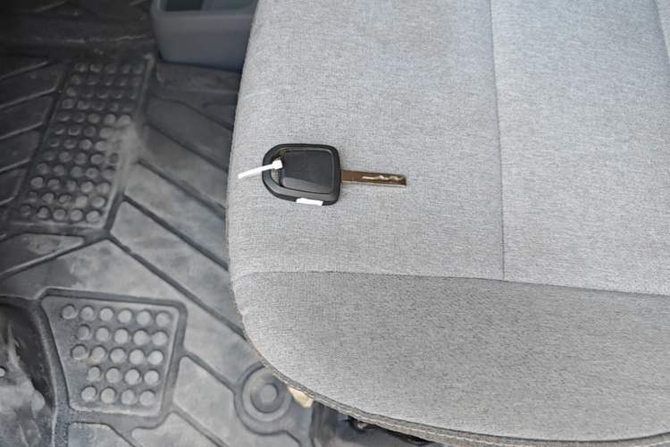 Used Wuling Yangguang 2024 300KM Comfort Version Passenger Van 75kW Vehicle Key
