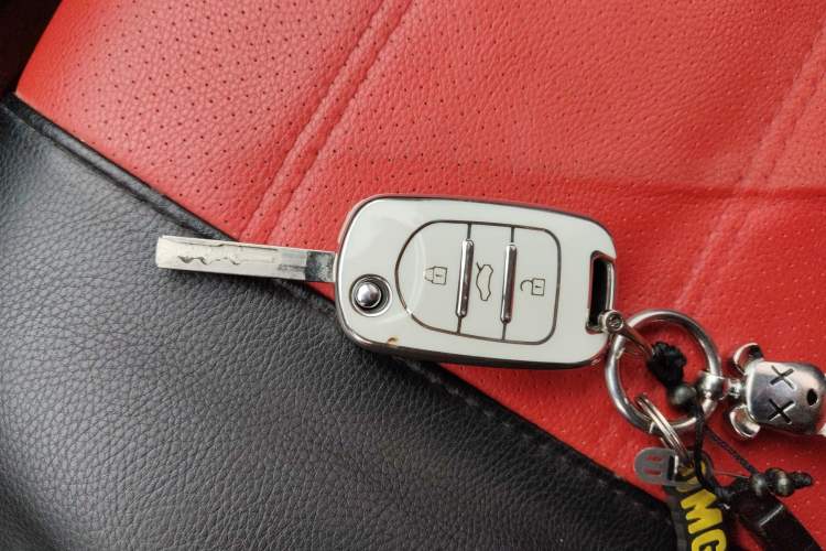Used Wuling Yangguang 2024 300km Comfort Version with Sealed Windows 60kW Vehicle Key