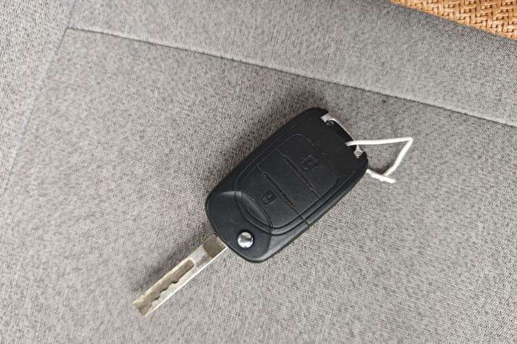 Used Wuling Yangguang 2024 300km Comfort-Grade Passenger Van 60kW Vehicle Key