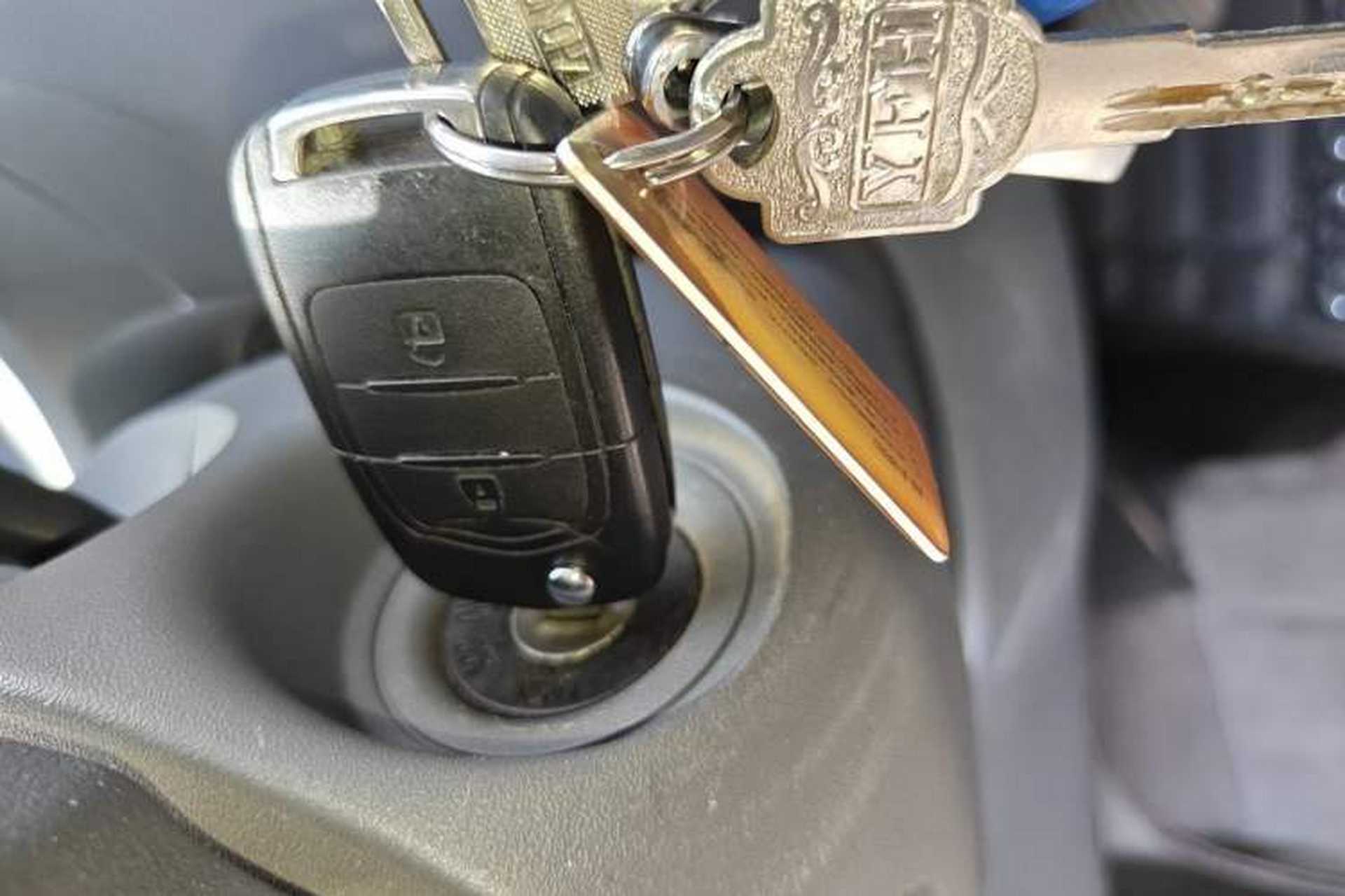 Used Wuling Yangguang 2024 300KM Comfort Version Passenger Van 75kW Vehicle Key