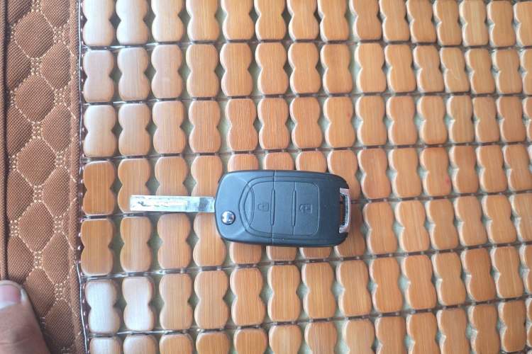 Used Wuling Yangguang 2024 300KM Comfort Version Passenger Van 75kW Vehicle Key