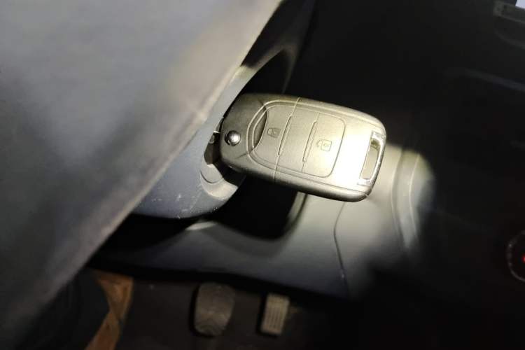Used Wuling Yangguang 2024 300KM Comfort Version Passenger Van 75kW Vehicle Key