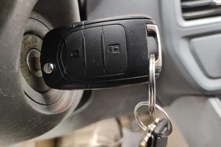 Used Wuling Yangguang 2024 300km Comfort-Grade Passenger Van 60kW Vehicle Key