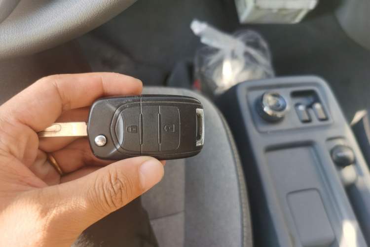 Used Wuling Yangguang 2024 300KM Comfort Version Passenger Van 75kW Vehicle Key
