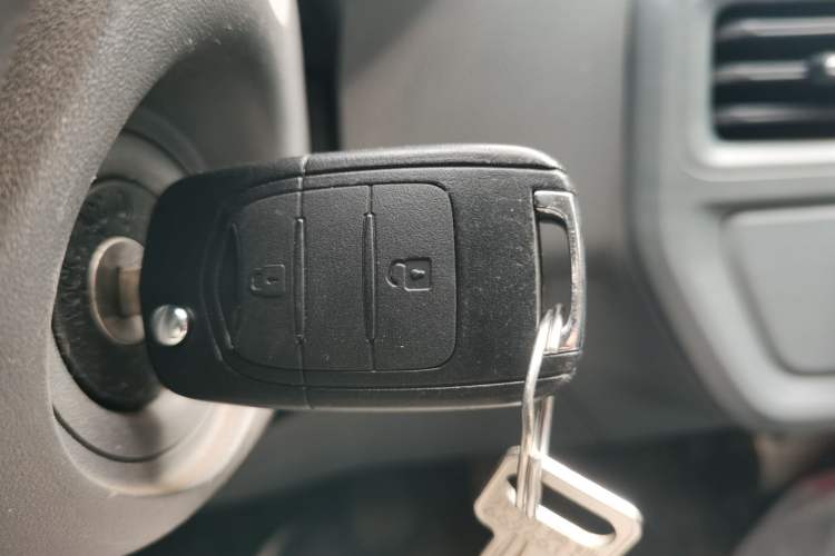 Used Wuling Yangguang 2024 300KM Comfort Version Passenger Van 75kW Vehicle Key