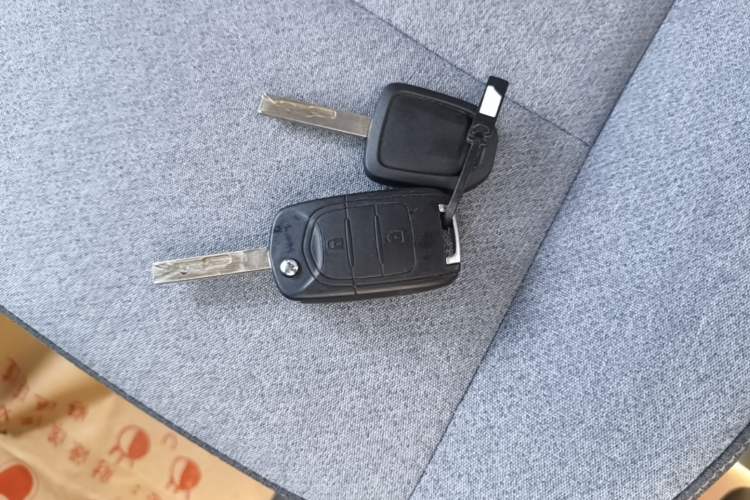 Used Wuling Yangguang 2024 300KM Comfort Version Passenger Van 75kW Vehicle Key