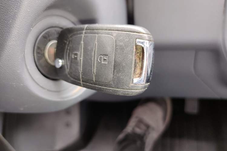 Used Wuling Yangguang 2024 300km Comfort-Grade Passenger Van 60kW Vehicle Key