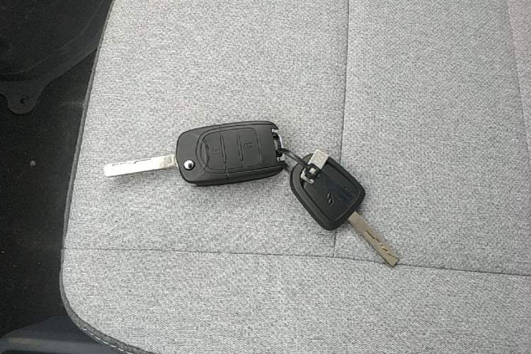 Used Wuling Yangguang 2024 300KM Comfort Version Passenger Van 75kW Vehicle Key
