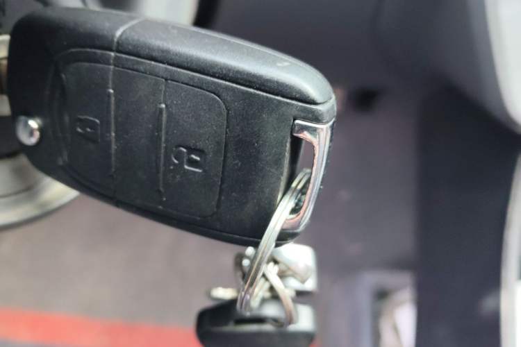 Used Wuling Yangguang 2024 300km Comfort-Grade Passenger Van 60kW Vehicle Key