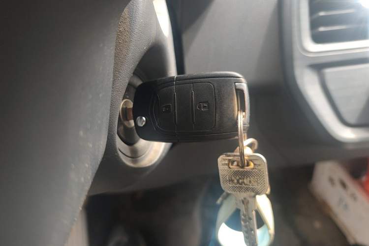 Used Wuling Yangguang 2024 300km Comfort-Grade Passenger Van 60kW Vehicle Key