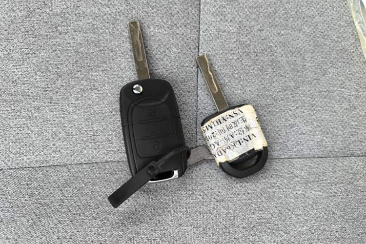 Used Wuling Yangguang 2024 300KM Comfort Version Passenger Van 75kW Vehicle Key
