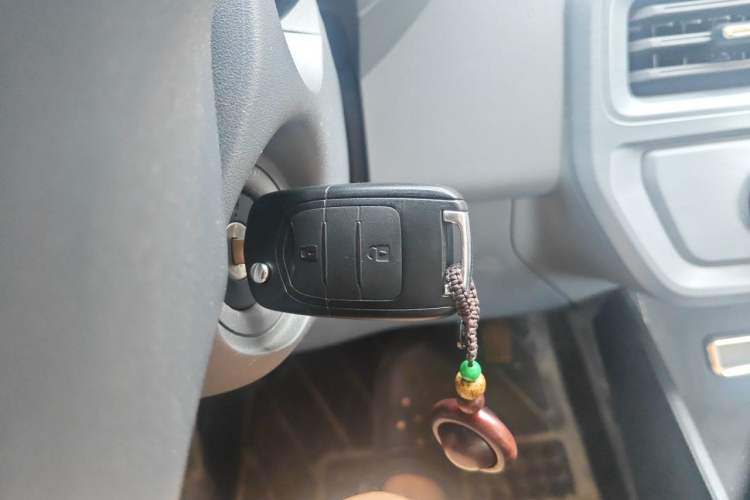 Used Wuling Yangguang 2024 300km Comfort-Grade Passenger Van 60kW Vehicle Key