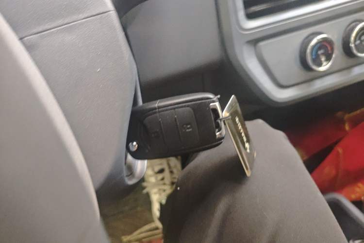 Used Wuling Yangguang 2024 300km Comfort-Grade Passenger Van 60kW Vehicle Key