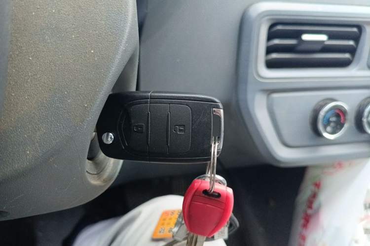 Used Wuling Yangguang 2024 300KM Comfort Version Passenger Van 75kW Vehicle Key