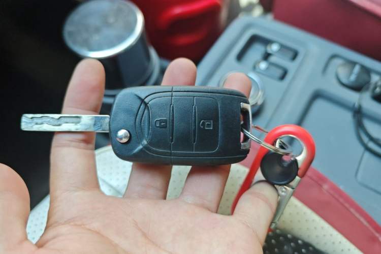 Used Wuling Yangguang 2024 300km Comfort-Grade Passenger Van 60kW Vehicle Key