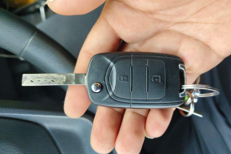 Used Wuling Yangguang 2024 300km Comfort Version with Sealed Windows 60kW Vehicle Key