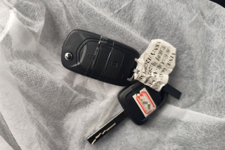 Used Wuling Yangguang 2024 300KM Comfort Version Passenger Van 75kW Vehicle Key