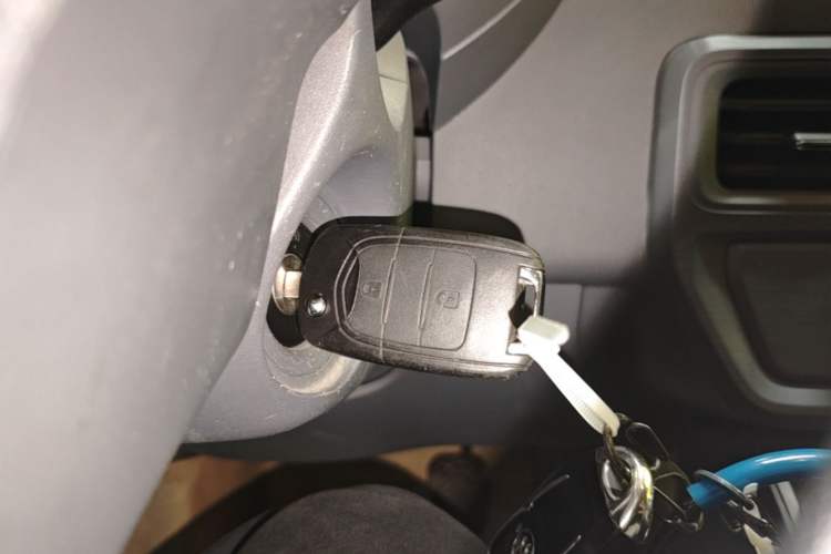 Used Wuling Yangguang 2024 300km Comfort-Grade Passenger Van 60kW Vehicle Key