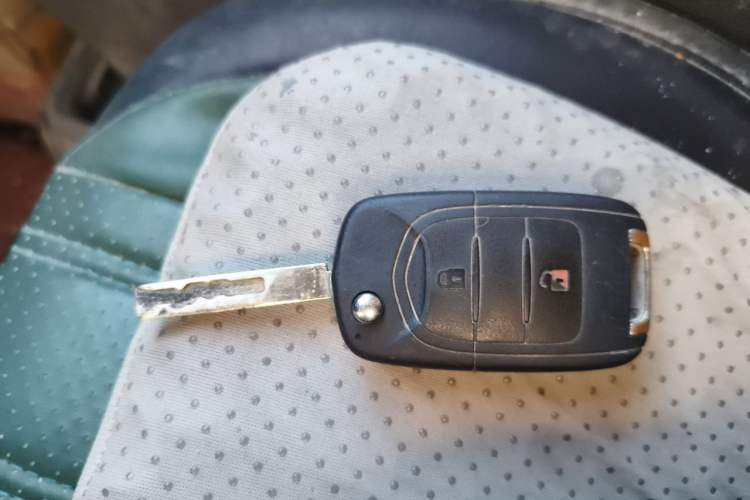 Used Wuling Yangguang 2024 300km Comfort-Grade Passenger Van 60kW Vehicle Key