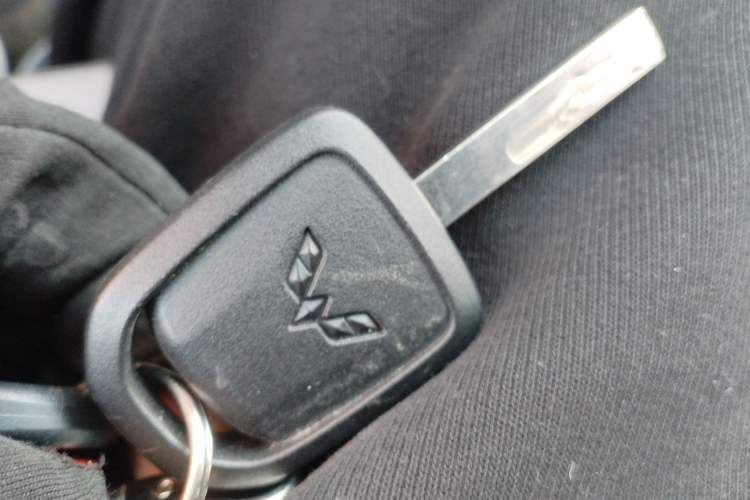 Used Wuling Yangguang 2024 300KM Comfort Version Passenger Van 75kW Vehicle Key